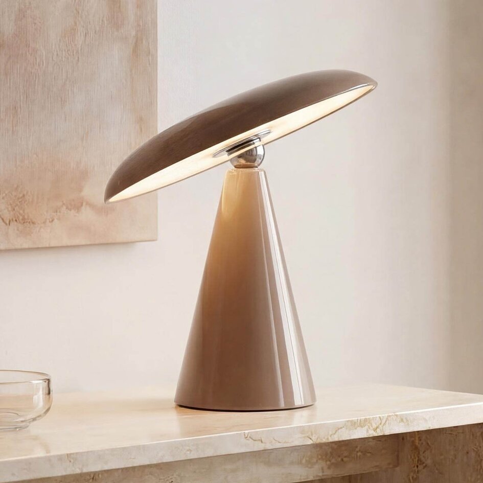 Lampe Fungo — chapeau en noyer au-dessus d'un cône céramique taupe