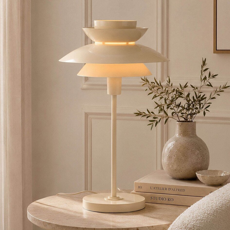 Lampe Perla — diffuseurs superposés en métal laqué crème d'inspiration danoise